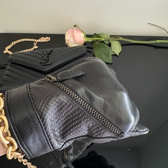 Bloomingdale’s leather and cashmere lined gloves - Picture 10 of 16